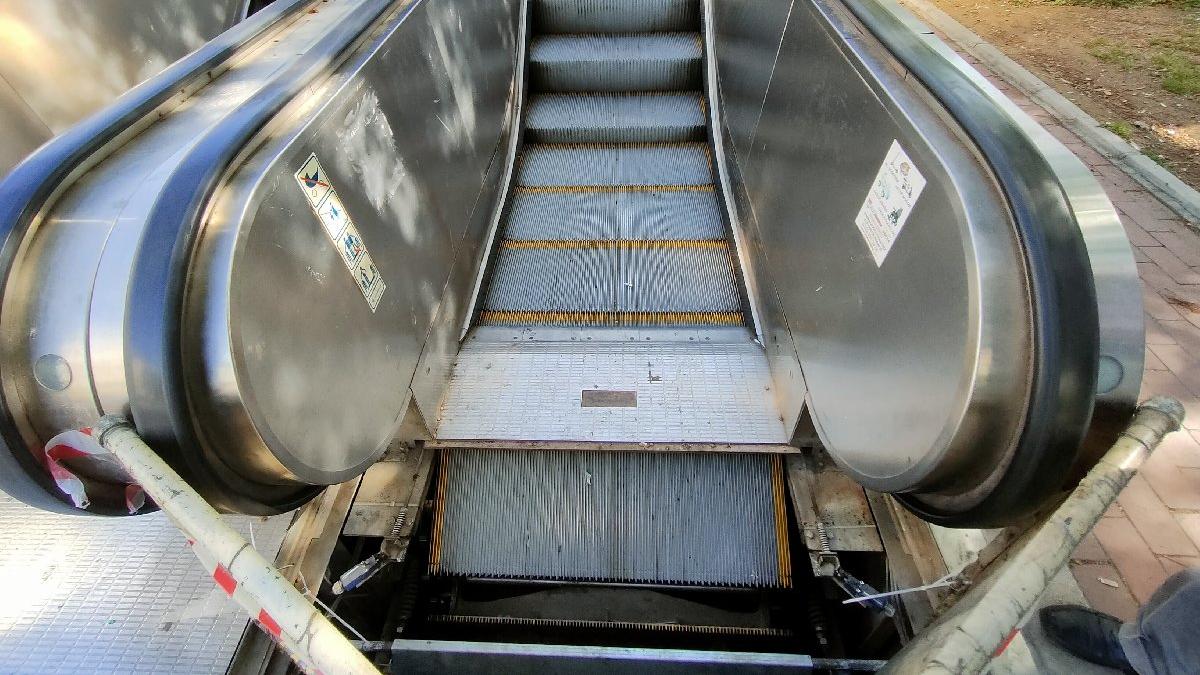 Yürüyen merdivenin kapaklarını çaldılar