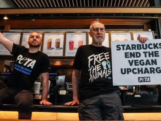 Ünlü oyuncu James Cromwell'den Starbucks protestosu: Elini tezgaha yapıştırdı