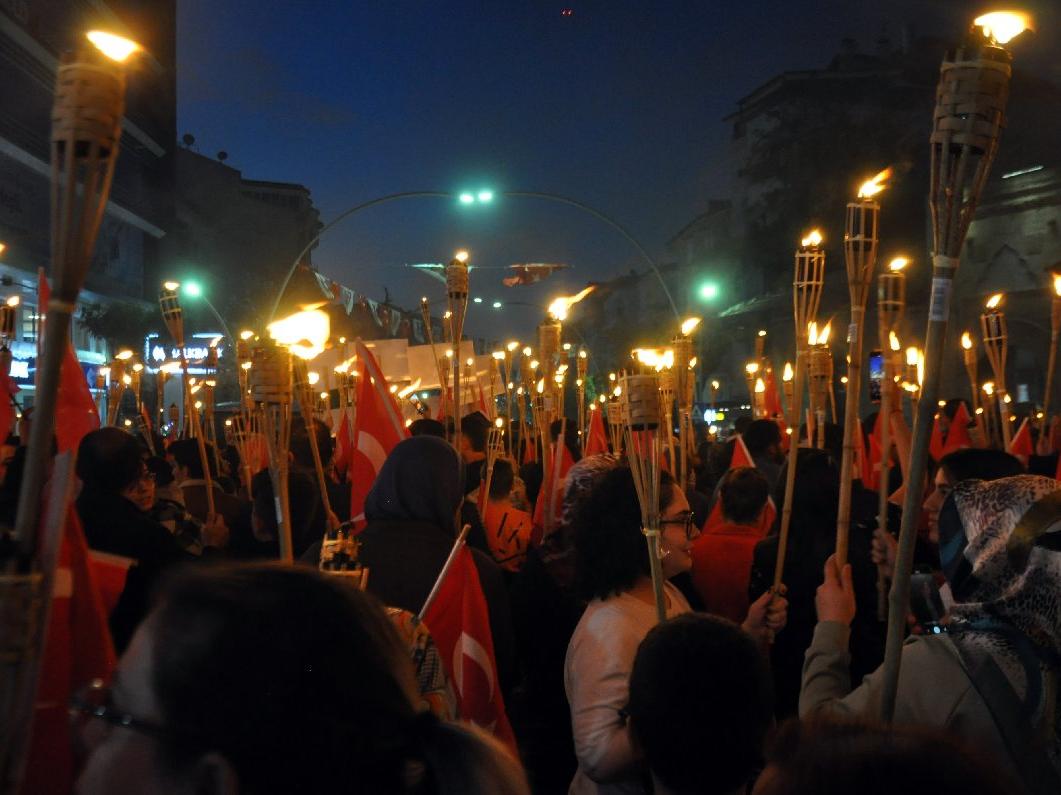 Türk Dil Bayramı'nda 7 bin kişi fener alayına katıldı