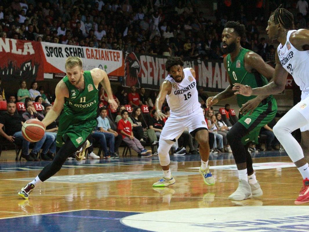 Gaziantep Basketbol'u deplasmanda yenen Darüşşafaka seride öne geçti