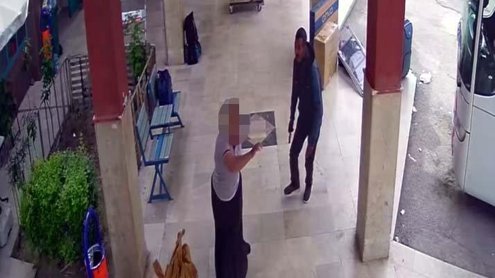 Eşine ve kardeşine kurşun yağdırdı... O anlar kamerada