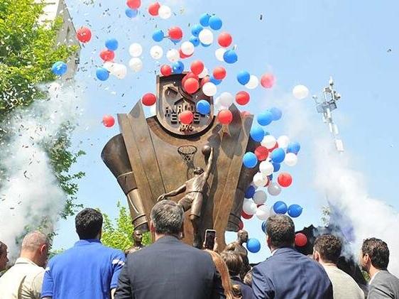 Anadolu Efes’in şampiyonluk heykeli coşkulu bir törenle açıldı