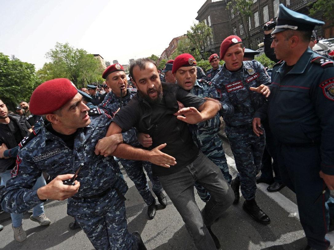 Ermenistan’da onlarca muhalif gözaltına alındı
