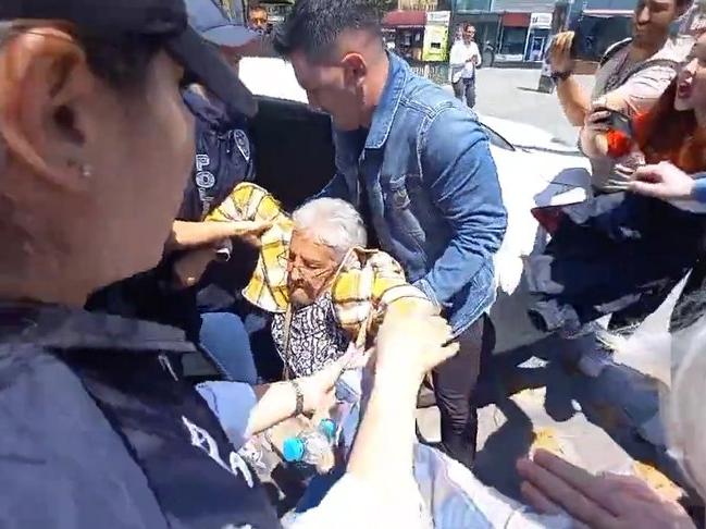 Özgür Özel'den Bakan Soylu'ya: 80 yaşındaki Hanife Yıldız'ı yaka paça gözaltına aldırtacak kadar acizsin