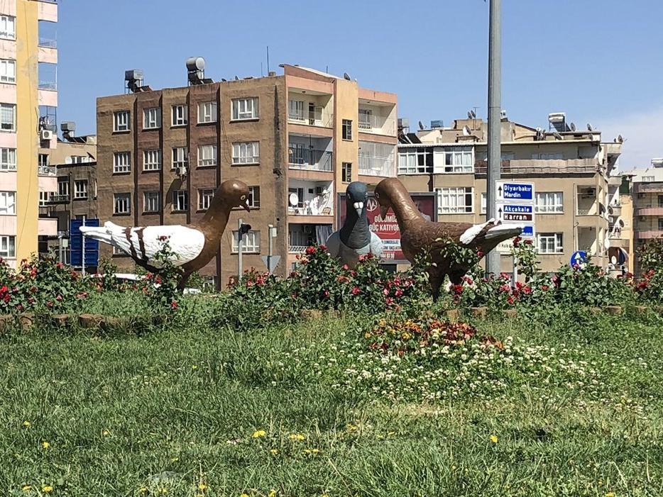 AKP’li belediyenin heykelleri olay oldu! Vatandaş sordu: Bunlar taklacı mı?