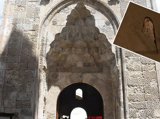 Sivas'ta restorasyon skandalı! Tarihi medresenin kemerinde 'mala' unutuldu