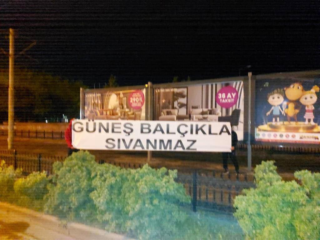 Atatürk anıtı önünden panoları kaldırmayan belediyeye afişli mesaj
