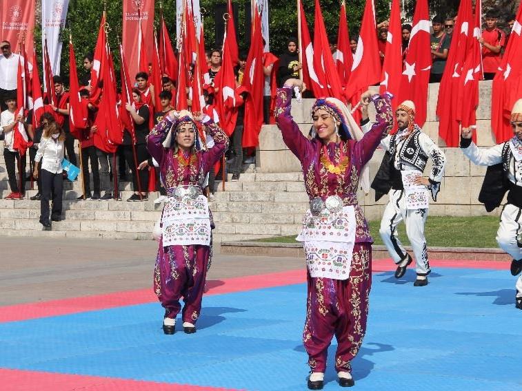 Mersinli gençler 19 Mayıs'ı coşkuyla kutladı