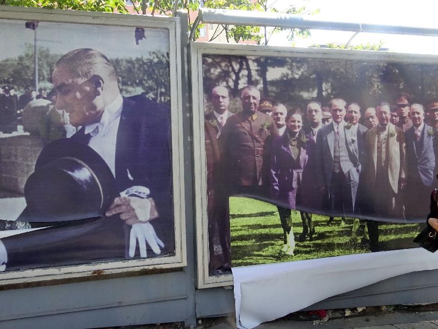 Atatürk posterlerini yırttılar