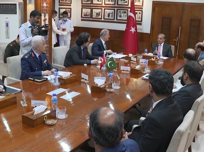 Bakan Akar, Pakistan Başbakanı ile görüştü