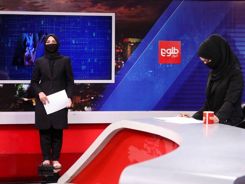 Afganistan'da kadın spikerler burkayla ekrana çıktı