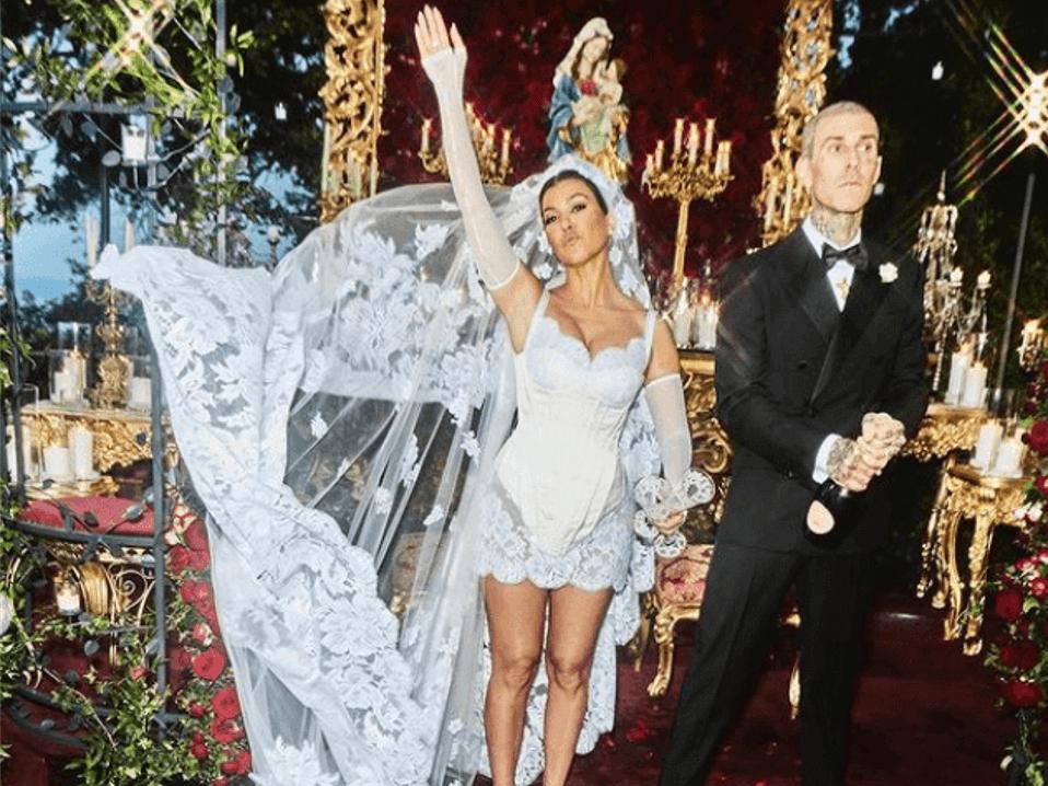 Kourtney Kardashian ve Travis Barker'dan mutluluk pozları... Ünlü çift üçüncü kez evlendi