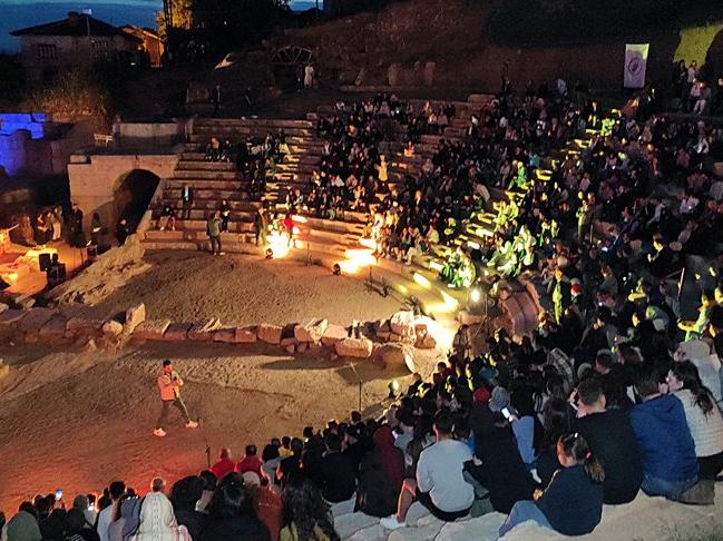 Antik kent tiyatrosu 2 bin yıl sonra seyirci ile buluştu