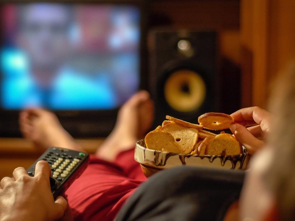 Uzmanlar uyardı: TV karşısında saatler geçirip atıştırmak kalp için tehlikeli