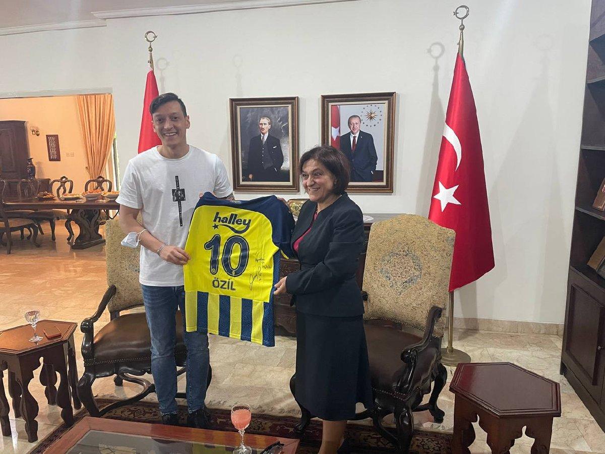 Mesut Özil, T.C. Cakarta Büyükelçiliği'ni ziyaret etti