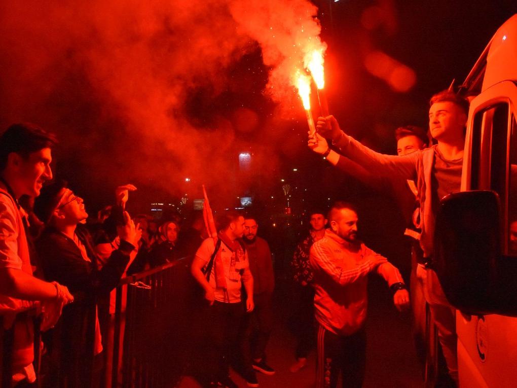 Sivasspor taraftarları, kupa maçı için 200 otobüsle yola çıktı