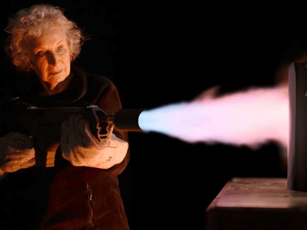 Margaret Atwood'dan kitap yasaklarına, yanmayan kitapla protesto