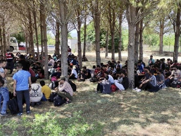 237 göçmenin yakalandığı operasyonda 3 tutuklama