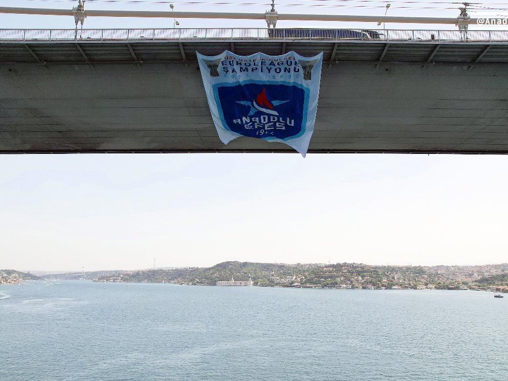 Üst üste ikinci kez EuroLeague'i kazanan Anadolu Efes'in bayrakları İstanbul Boğazı'nda