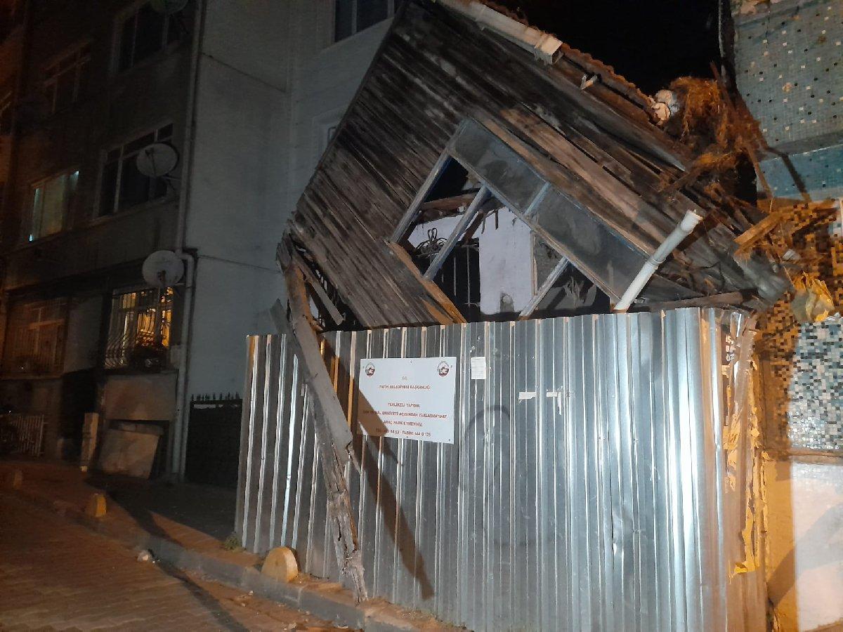 İstanbul'da 2 katlı ahşap bina çöktü