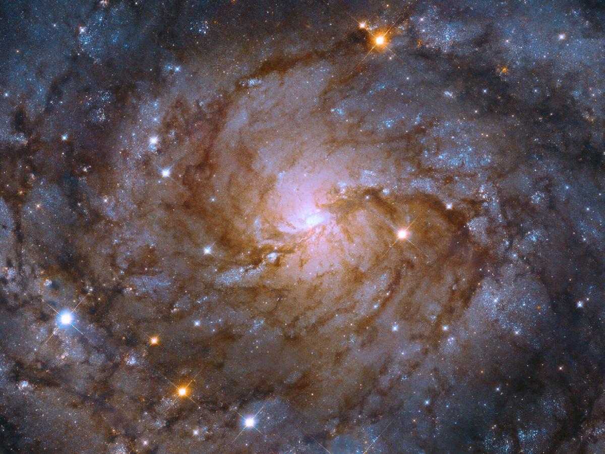 Hubble, saklı kalmış bir galaksinin görüntüsünü yakaladı