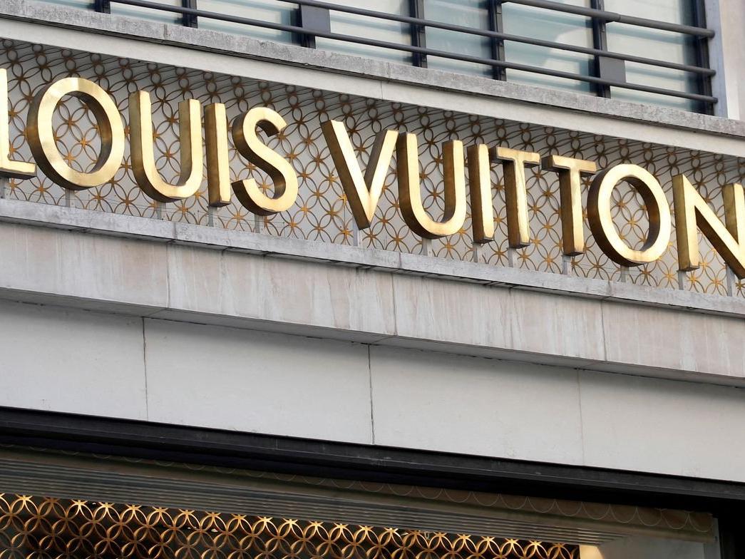 Louis Vuitton ile ilgili skandal iddia: Kendi butiğinden sahte çanta satıyor