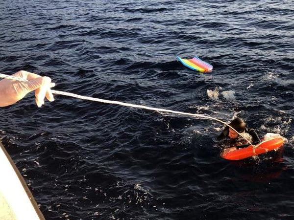 Yüzerek Yunanistan’a geçmeye çalışan göçmenler ölümden döndü