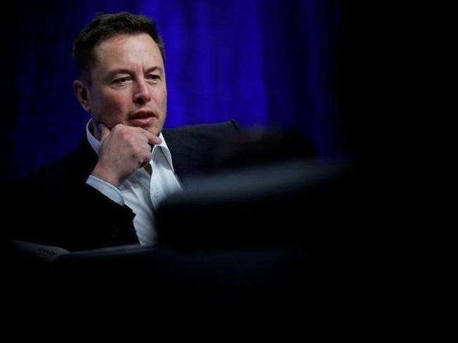 Elon Musk'tan Tesla yöneticilerine: Tüm işe alımları durdurun