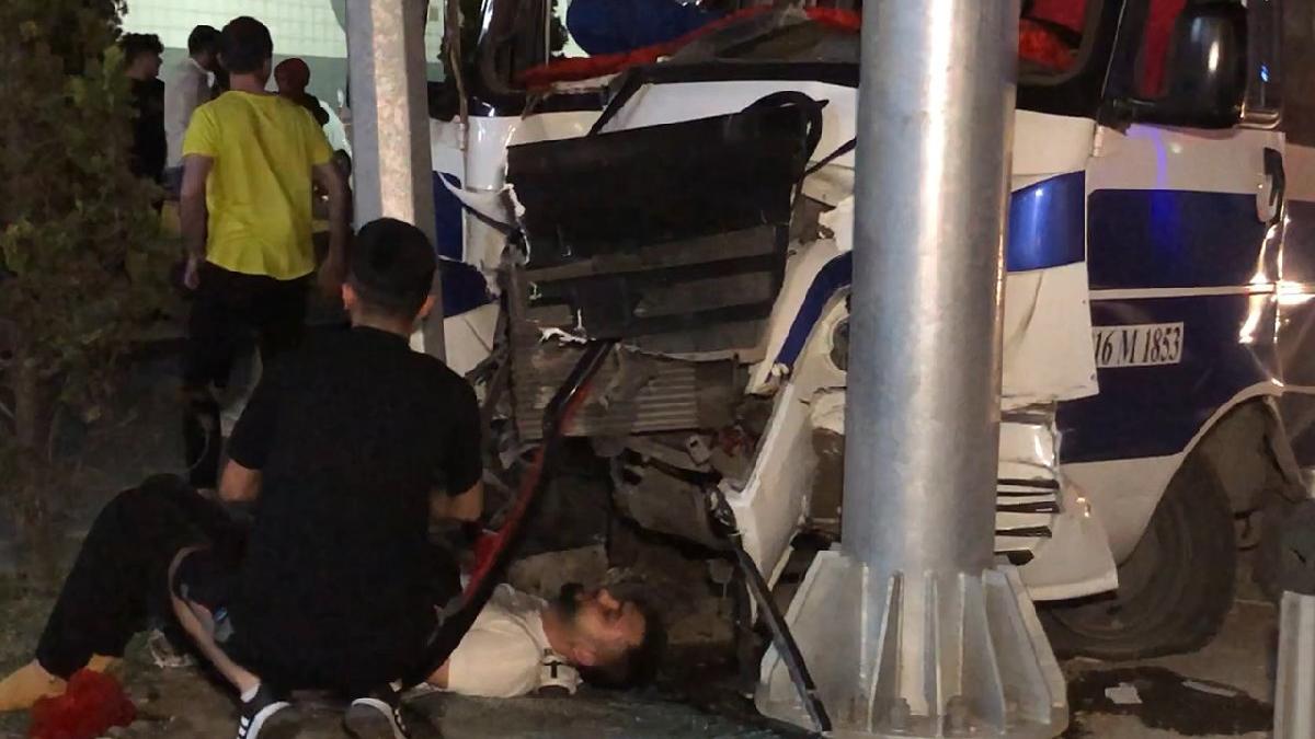 Yolcu minibüsü kaza yaptı! Çok sayıda yaralı var