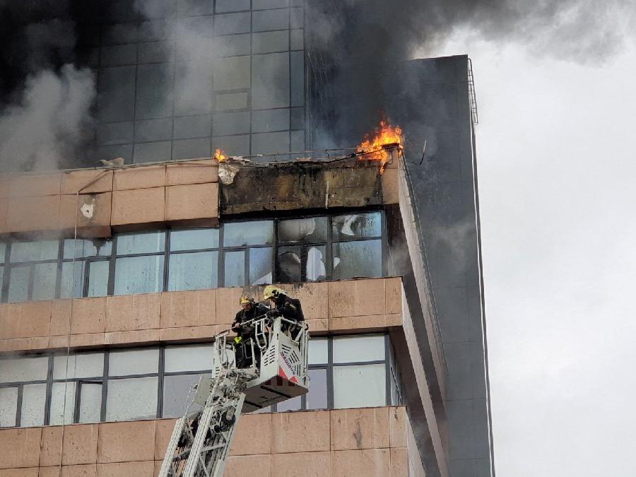 Rusya'da iş merkezinde yangın: 140 kişi alevlerin arasında kaldı