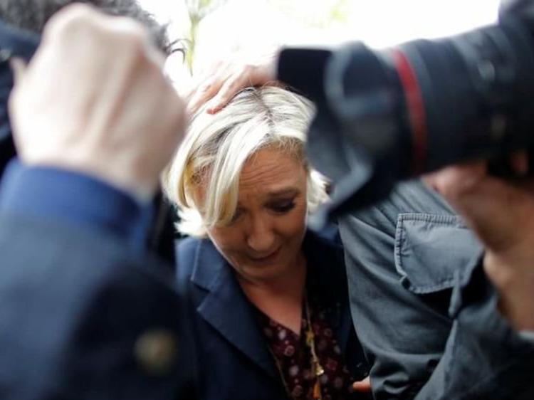 Fransız siyasetçiye yumurtalı saldırı
