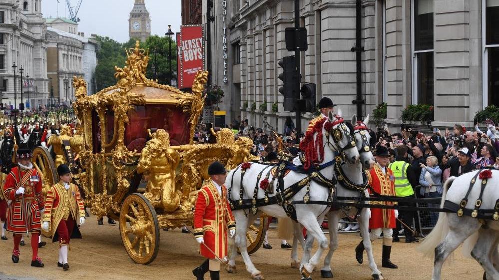 İngiltere'de Kraliçe II. Elizabeth’in hologramı halkı selamladı
