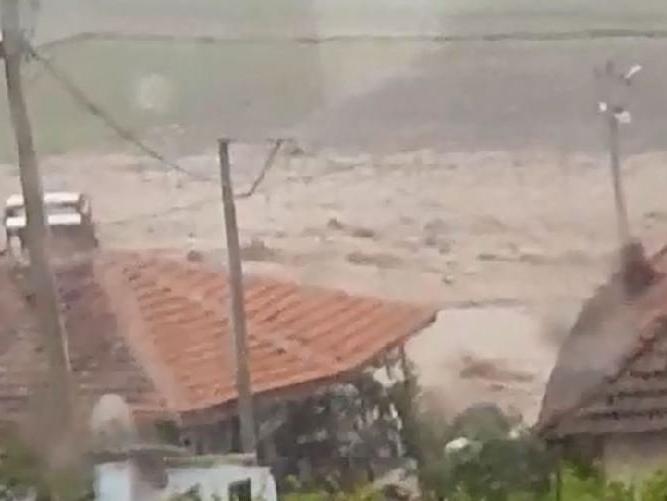 Dereler taştı; Tarım arazileri ve evler su altında kaldı