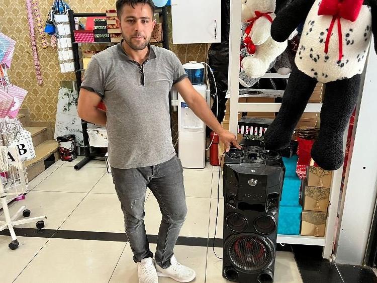 Hırsızlardan ses sistemini kurtardığına sevindi, cüzdanını kaptırdı