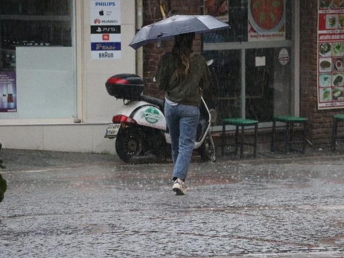 Yağışlı hafta başladı: İstanbul'a yaklaşıyor