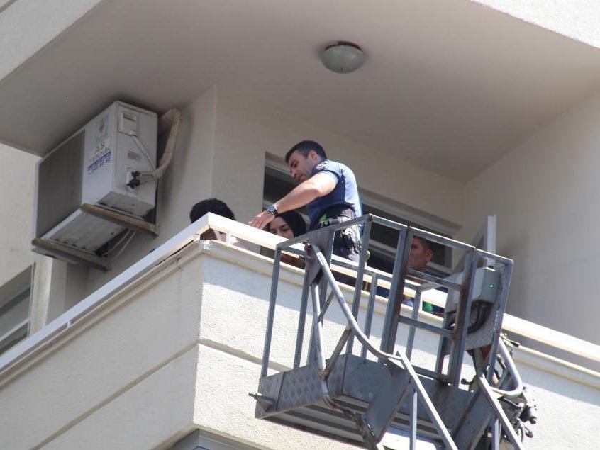 Eşyalarını aşağı atıp, balkonda keyif yaptı