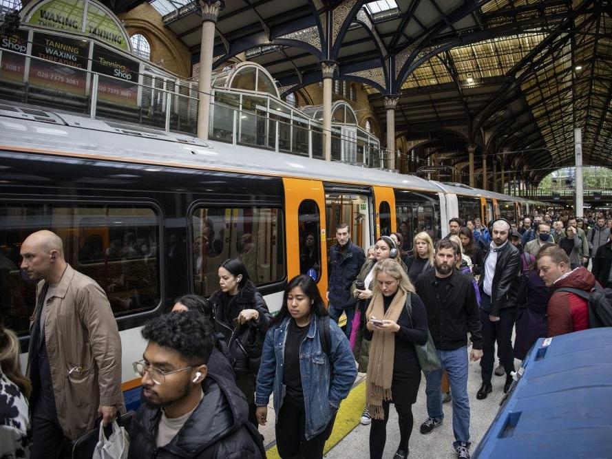 Londra’da metro çalışanları 24 saatlik greve gitti