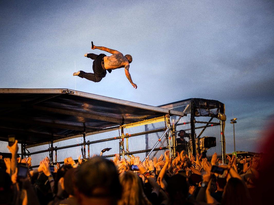 Rockçı sahneden seyircilerin üstüne atladı