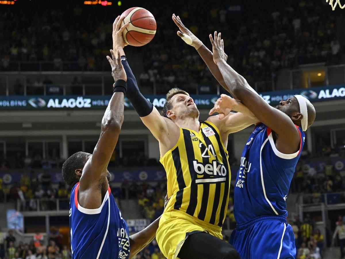 Anadolu Efes'i yenen Fenerbahçe Beko, final serisinde öne geçti
