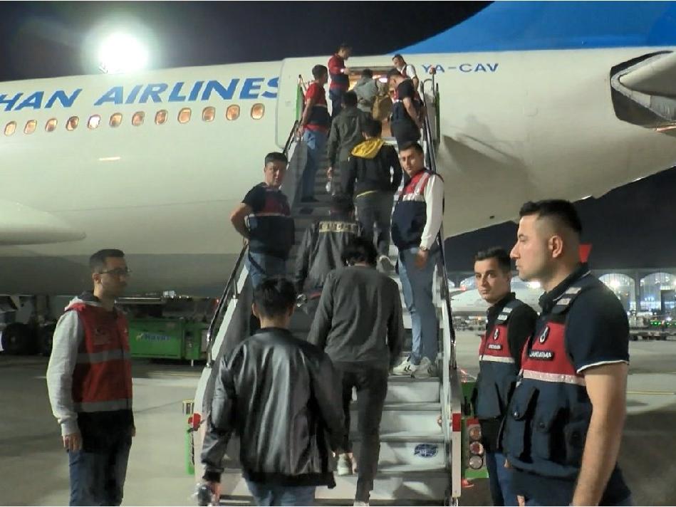 Sınır dışı edilen 178 Afgan, uçakla ülkelerine gönderildi
