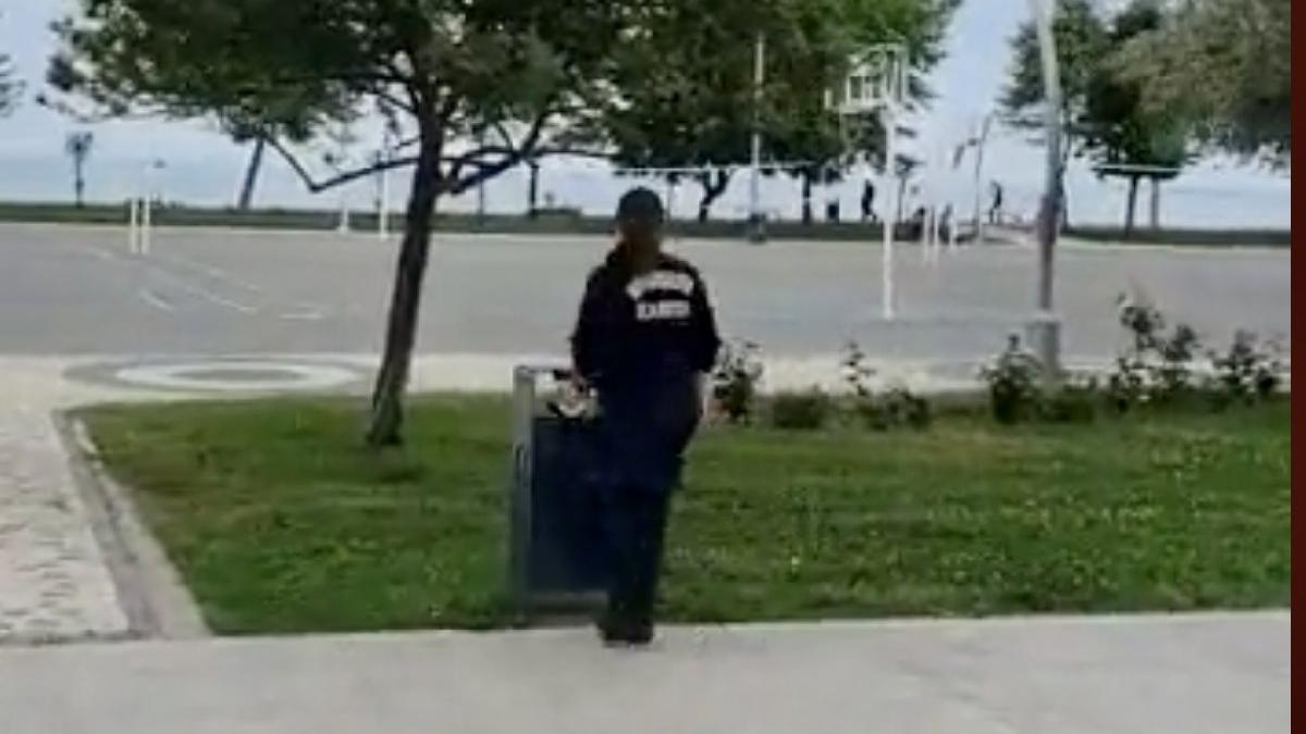 AKP'li belediyenin zabıtaları CHP afişlerini yırtarken yakalandı