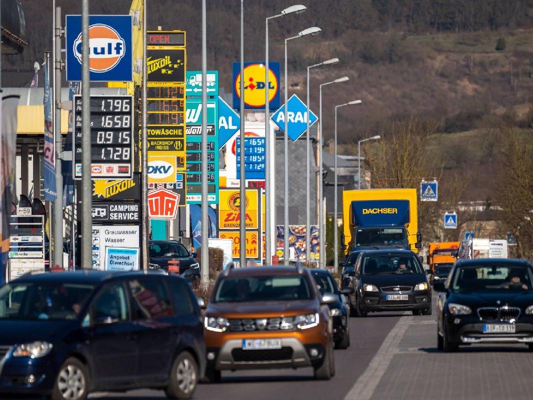 Avrupa benzine zam değil, süper indirimler yapıyor