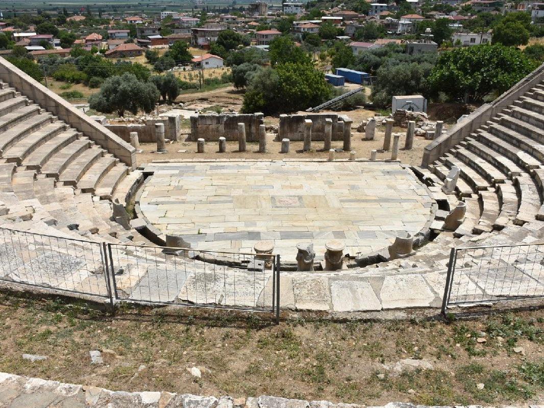 Antik tiyatronun tarihi sahne binası ortaya çıkarılıyor
