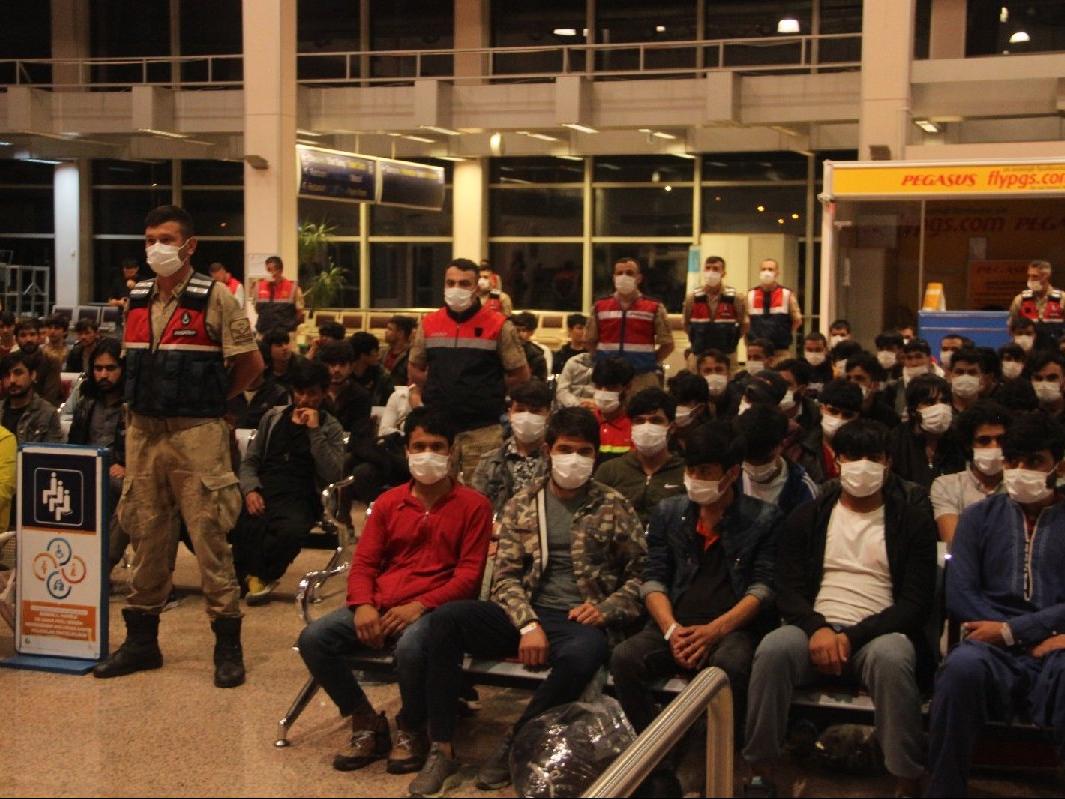 605 Afganistan, 146 Pakistan uyruklu göçmen sınır dışı edildi