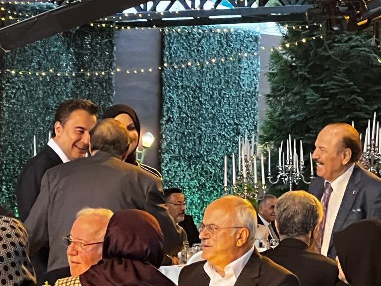Babacan ile AKP'lileri buluşturan düğün