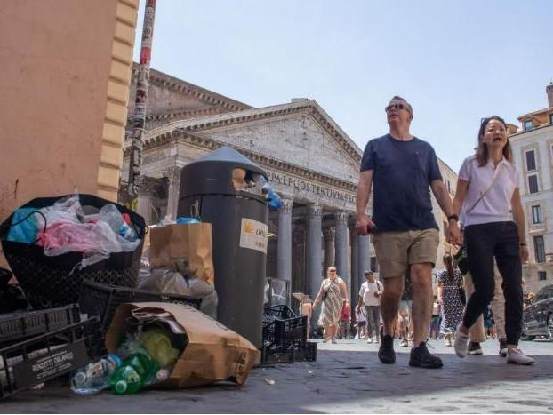 Roma sakinleri UNESCO'yu şehri temizlemeye çağırıyor