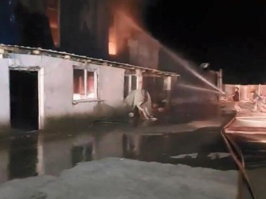 Gebze'de boya fabrikası alev alev yandı