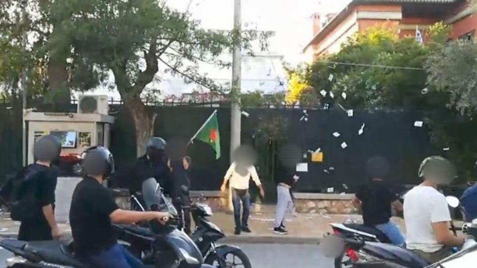 Yunanistan'daki Türk Konsolosluğu önünde çirkin tahrik: Polis engellemedi