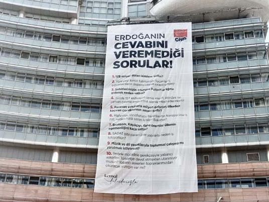 CHP Genel Merkezi'ne Erdoğan'ın cevap veremediği sorular asıldı