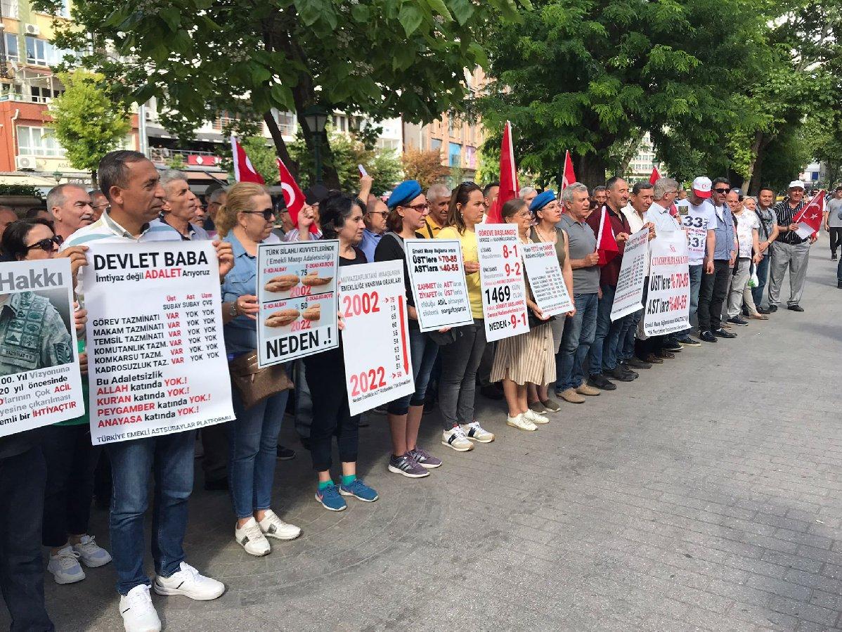 Emekli astsubaylar, Türk bayraklarıyla İzmir Marşı'nı söyleyerek yürüdü